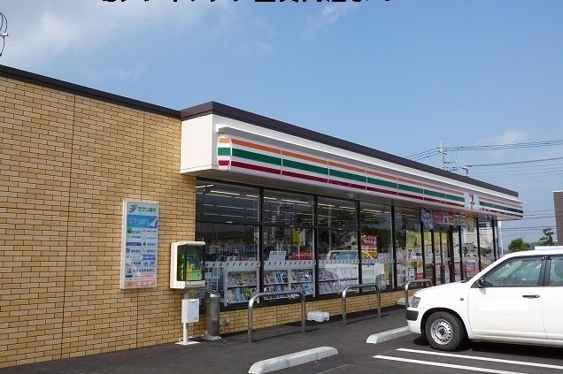 近くのコンビニまで250m（徒歩4分）