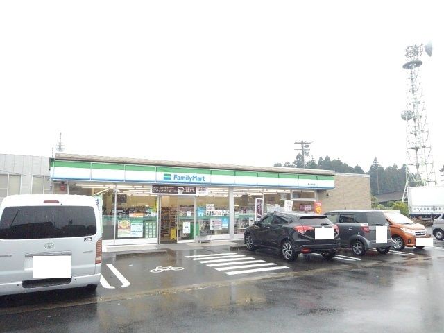 近くのファミリーマート亀山野村店まで250m(徒歩4分)