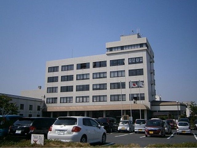 近くの役所まで800m（徒歩10分）
