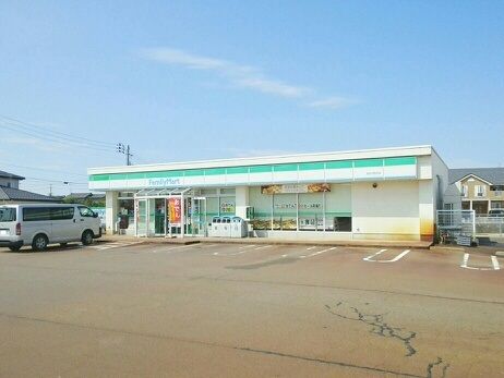 近くのファミリーマートまで210m（徒歩3分）