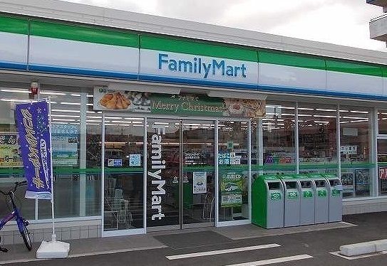 近くのファミリーマート岐阜茜部大川店まで350m（徒歩5分）