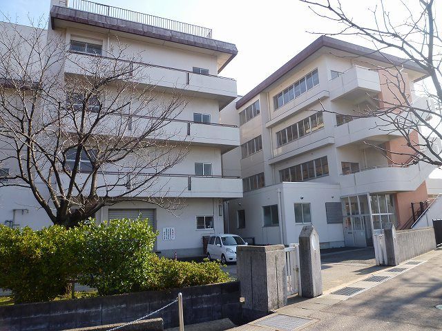 近くの諸江町小学校まで1,700m（徒歩22分）