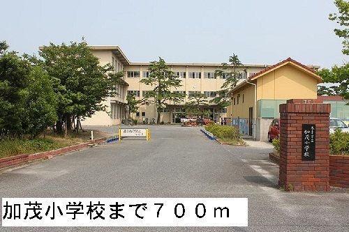 近くの小学校まで700m（徒歩9分）