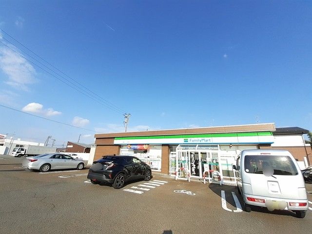 近くのファミリーマートうぐいす団地店まで260m（徒歩4分）