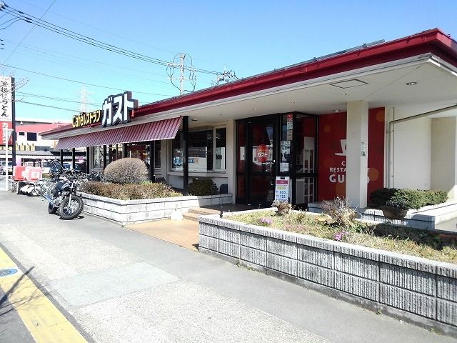 近くのガスト甲府上今井店まで400m（徒歩5分）