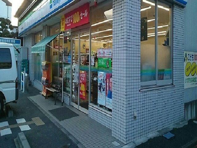 近くのファミリーマートまで90m（徒歩2分）