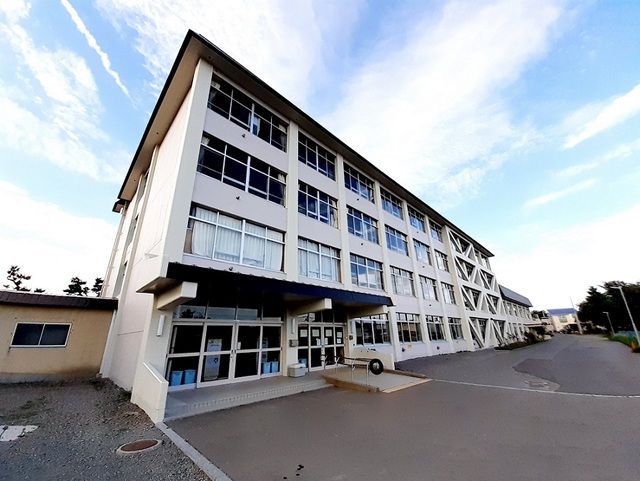 近くの函館市立東山小学校まで1,000m(徒歩13分)