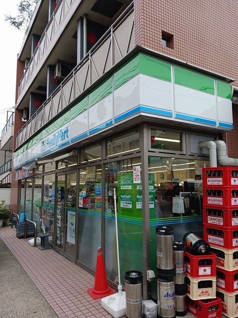 近くのファミリーマートまで157m(徒歩2分)