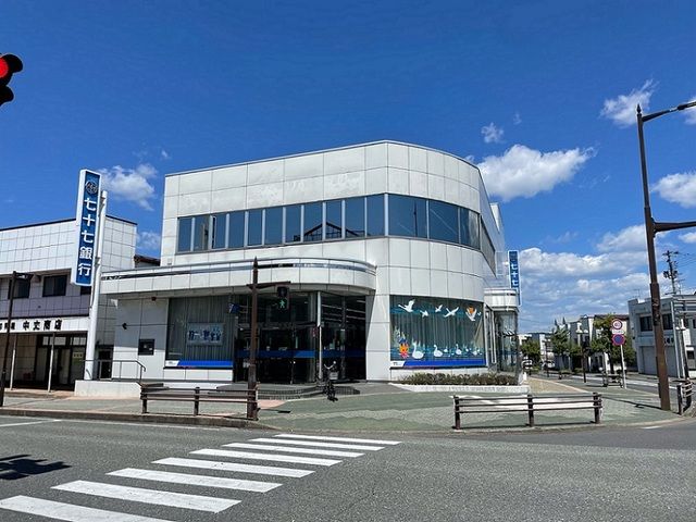 近くの銀行まで1,200m（徒歩15分）