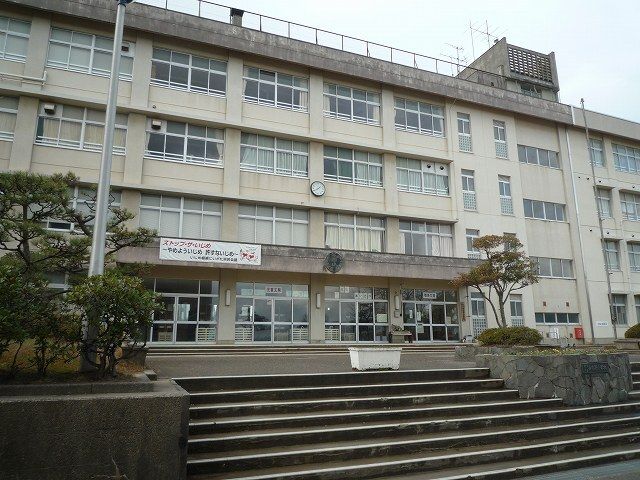 近くの西内野小学校まで800m（徒歩10分）