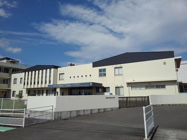 近くの丸亀市立岡田小学校まで1,200m(徒歩15分)