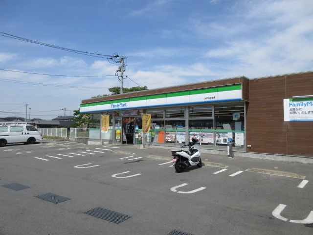 近くのファミリーマートまで400m(徒歩5分)