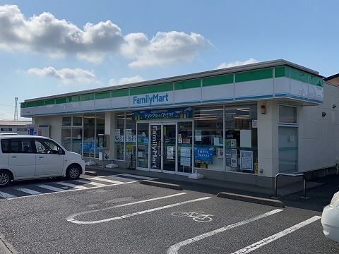 近くのファミリーマート今市荊沢店まで350m（徒歩5分）