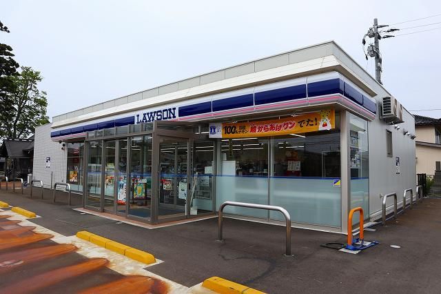 近くのローソン上越富岡南店まで450m（徒歩6分）