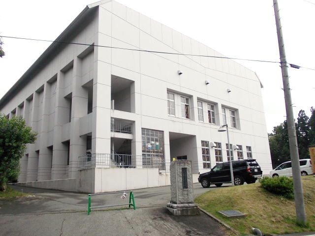 近くの横手城南高校まで500m(徒歩7分)