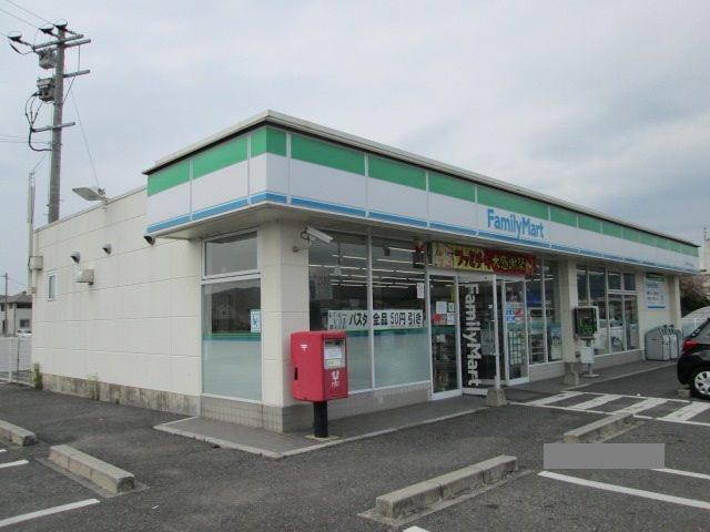 近くのファミリーマートまで450m（徒歩6分）