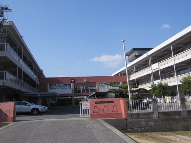 近くの玉島東中学校まで650m（徒歩9分）