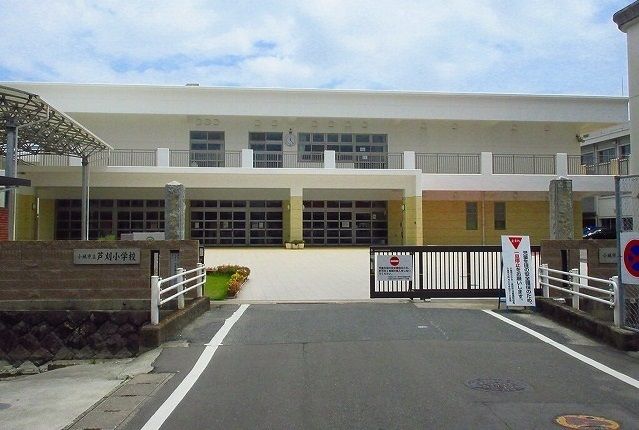 近くの芦刈小学校まで650m(徒歩9分)