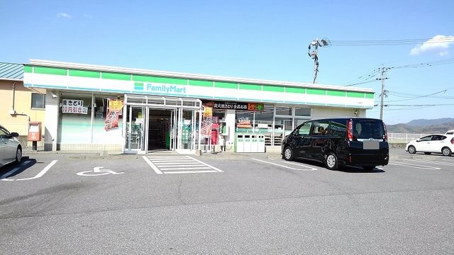 近くのファミリーマートまで450m(徒歩6分)