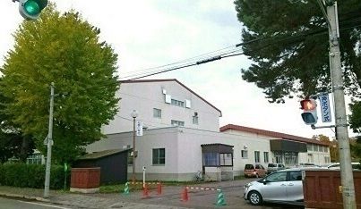 近くの旭川市立北鎮小学校まで700m（徒歩9分）