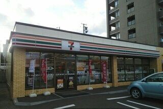 近くのコンビニまで220m（徒歩3分）