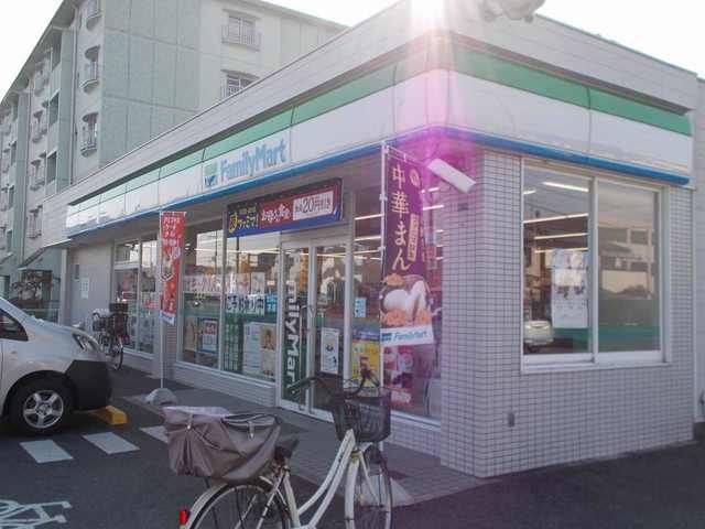 近くのファミリーマート草津野村店まで452m（徒歩6分）