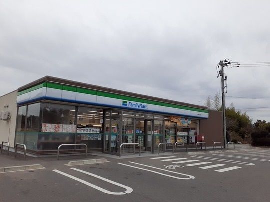 近くのファミリーマート相馬大曲店まで1,400m（徒歩18分）