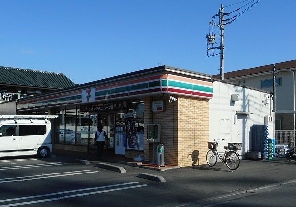 近くのセブンイレブンまで550m（徒歩7分）