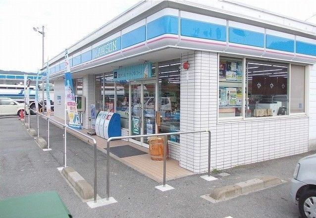 近くのローソンまで890m（徒歩12分）