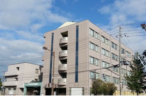 近くのとやの中央病院まで2,600m（徒歩33分）