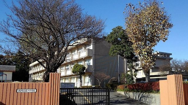 近くの水戸市立見川小学校まで700m（徒歩9分）