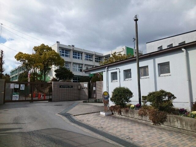 近くの氷室小学校まで400m(徒歩5分)