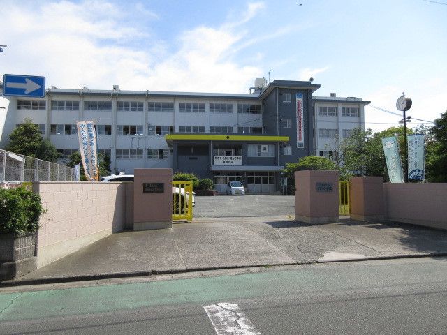 近くの明治小学校まで600m(徒歩8分)