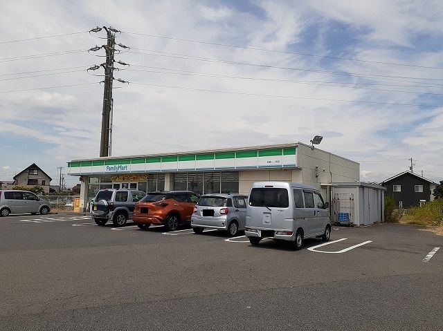 近くのファミリーマート鈴鹿一ノ宮店まで700m（徒歩9分）