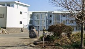 近くの三崎中学校まで385m(徒歩5分)
