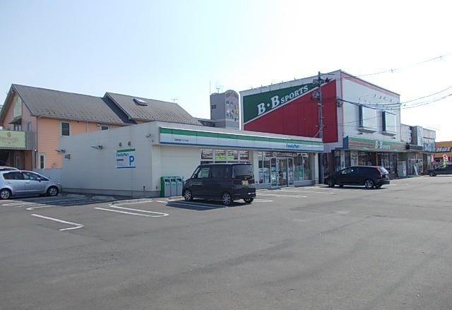 近くのファミリーマート中里バイパス店まで750m（徒歩10分）