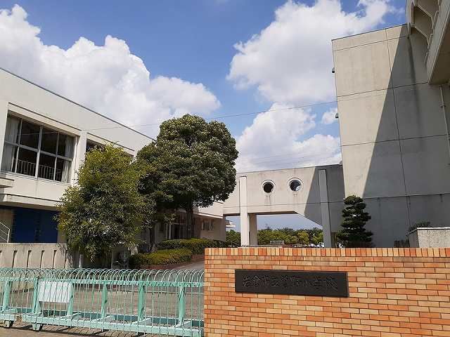 近くの岩倉市立　曽野小学校まで450m（徒歩6分）