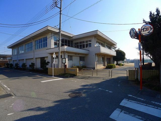 近くの館林市立第三小学校まで350m(徒歩5分)