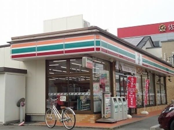 近くのコンビニまで550m（徒歩7分）