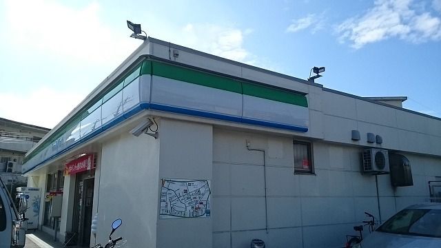 近くのファミリーマート浦添学園通りまで600m（徒歩8分）
