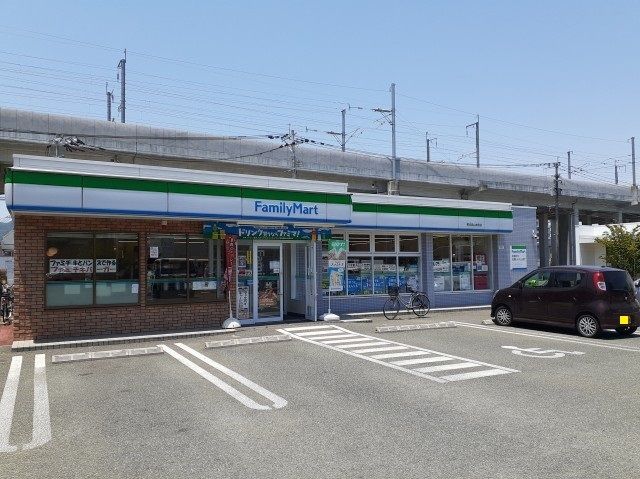 近くのコンビニまで260m（徒歩4分）
