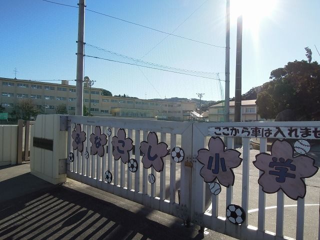 近くの静岡市立清水船越小学校まで800m（徒歩10分）