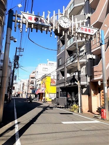 近くの滝野川市場通り商店街まで90m(徒歩2分)