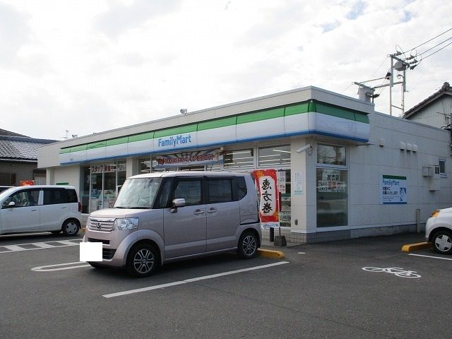 近くのコンビニまで750m（徒歩10分）