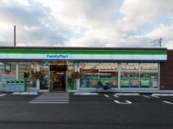 近くのファミリーマート上尾原市西店まで510m（徒歩7分）