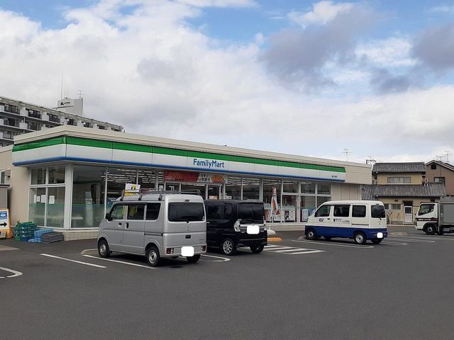 近くのファミリーマート岡山万倍店まで400m（徒歩5分）
