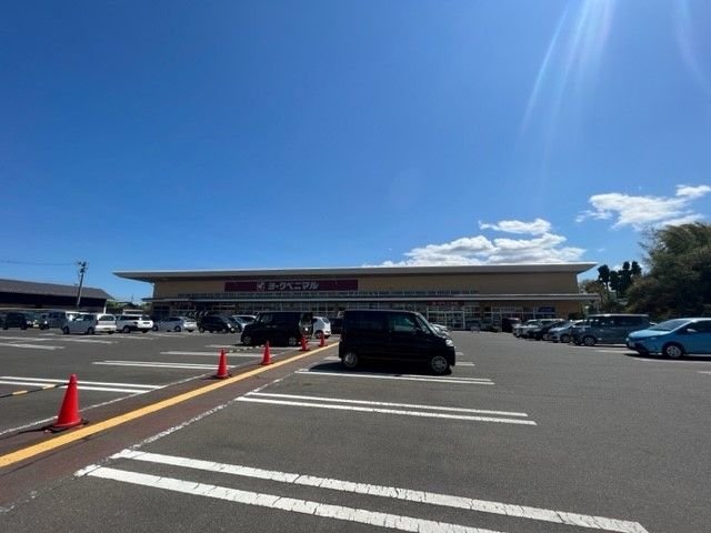 近くのスーパーまで1,800m（徒歩23分）