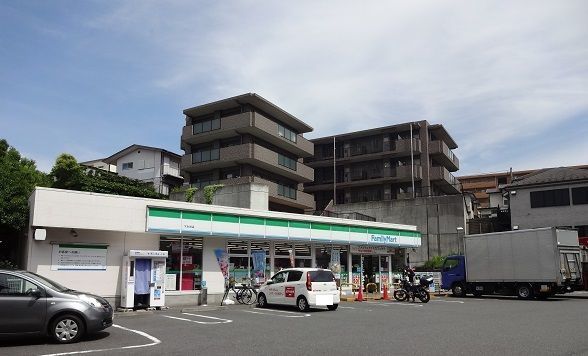近くのファミリーマート下永谷店まで590m（徒歩8分）
