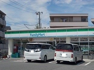 近くのファミリーマートまで620m(徒歩8分)