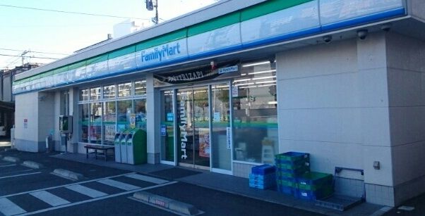 近くのファミリーマート甲府丸の内店まで350m（徒歩5分）